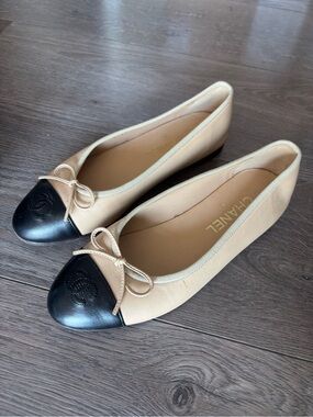 CHANEL Two-Tone Beige Leather Cap-Toe Ballet Flats size 7